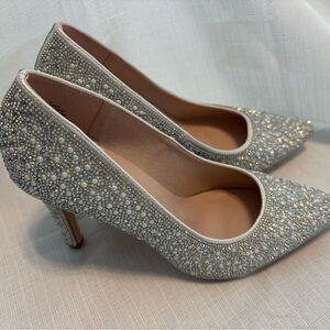 Elegant Silver Heels with Pointed Toe and Medium Height